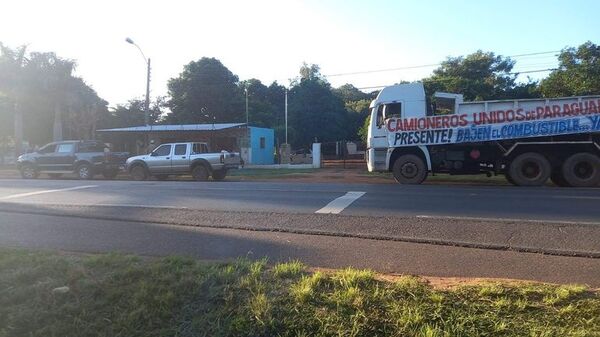 Camioneros de Paraguarí se instalan al costado de la ruta PY01 ante inminente suba del combustible - Nacionales - ABC Color