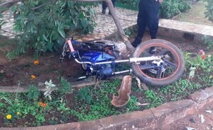 Choque entre moto y auto deja dos lesionados en Hernandarias