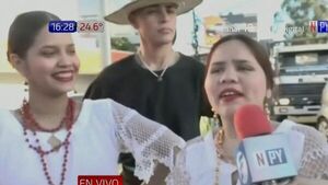 Bailan en semáforos para recaudar fondos y asistir a un festival en Perú