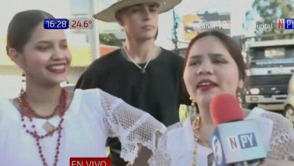 Bailan en semáforos para recaudar fondos y asistir a un festival en Perú