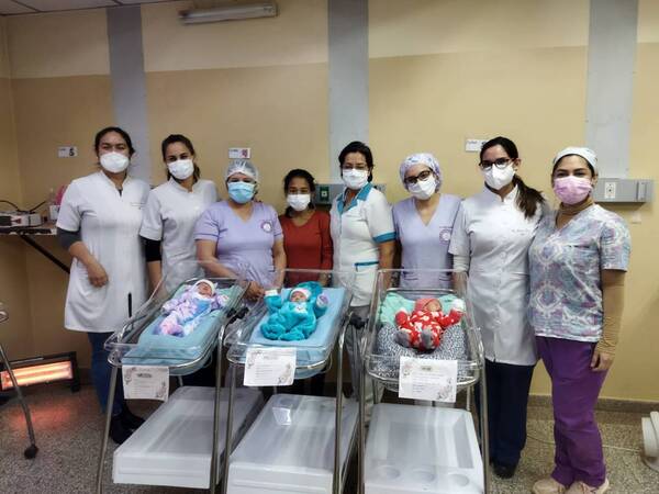 Crónica / Tras 25 días de lucha, trillizas se fueron a su casa