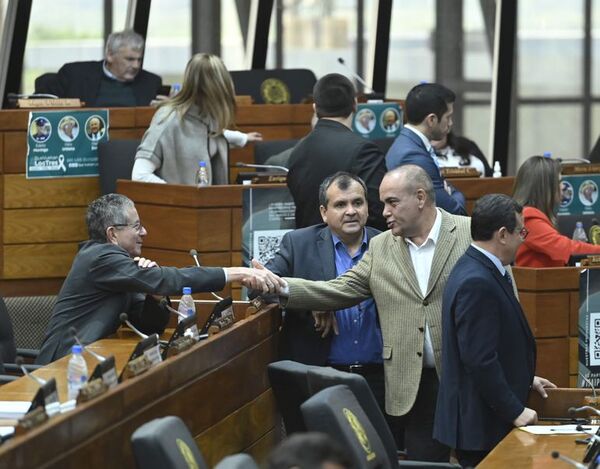 Colorados y aliados del PLRA archivan ley antilavado en clubes y tabacaleras - Política - ABC Color