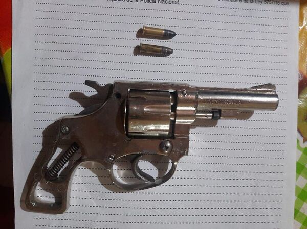 Presunto motochorro adolescente con arma de fuego fue aprehendido en Ñemby - Policiales - ABC Color