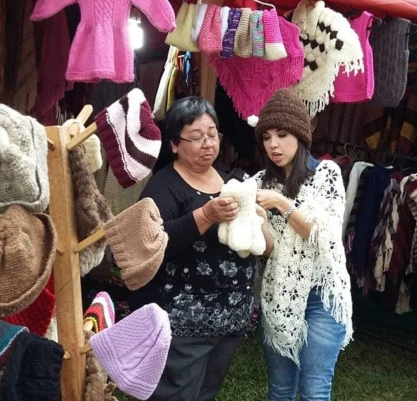 Con el arte del tejido en sus manos y el apoyo del CAH logra consolidarse en el comercio de la lana - .::Agencia IP::.