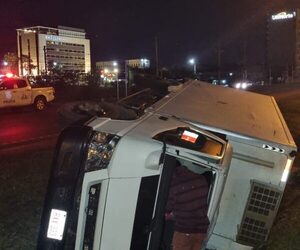 Camión que transportaba lácteos y carne vuelca al costado de la Ruta Py 02 – Diario TNPRESS