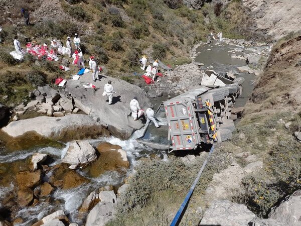Perú: camión cargado con concentrado de zinc vuelca en río y provoca un desastre ambiental