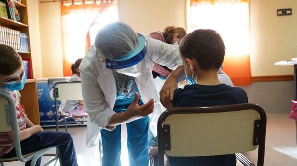 Realizan jornadas de vacunación contra sarampión, rubeola y poliomielitis en las escuelas - Radio Imperio