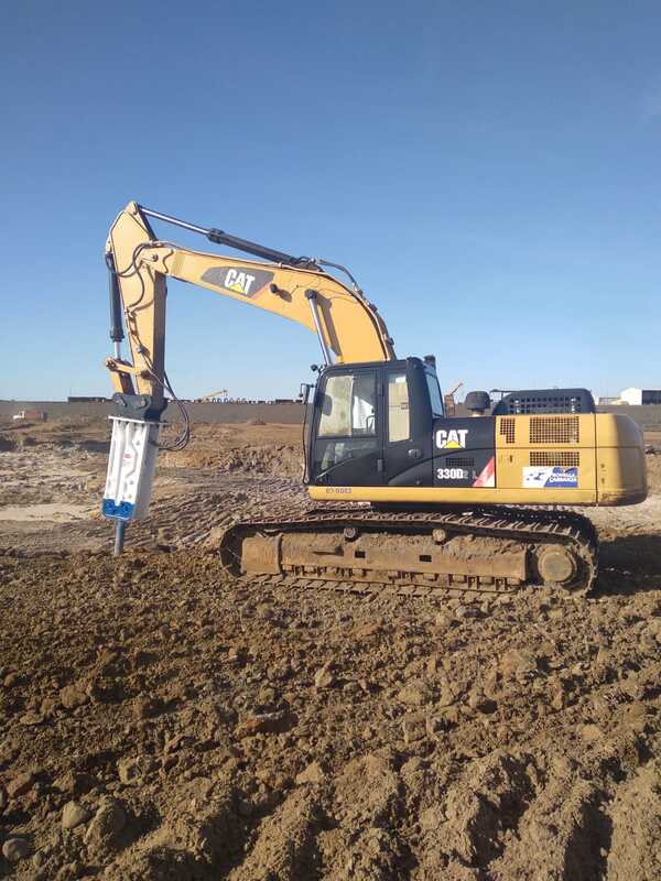 Pampeiro entregó martillo rompedor hidráulico en la obra de Aña Cuá