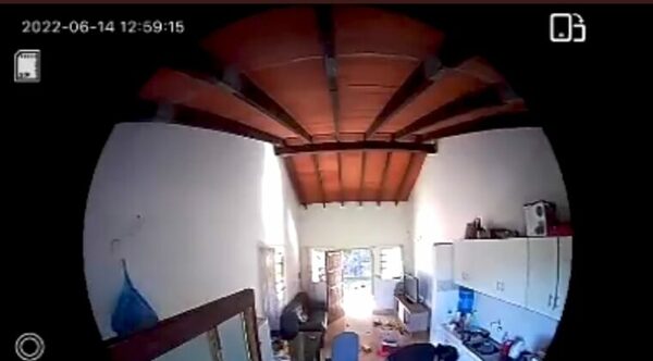 Detienen a niñera filmada maltratando a pequeño de 3 años