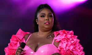Lizzo cambió la letra de la polémica canción en «Grrrls» tras contragolpe