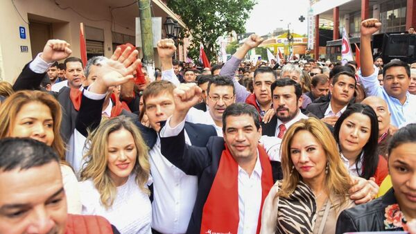 Velázquez inscribe candidatura acompañado de aparatosa caravana en la ANR 