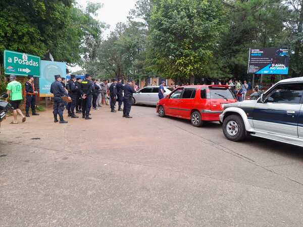Paseros cierran puente en contra de ordenanza que multa adelantamientos