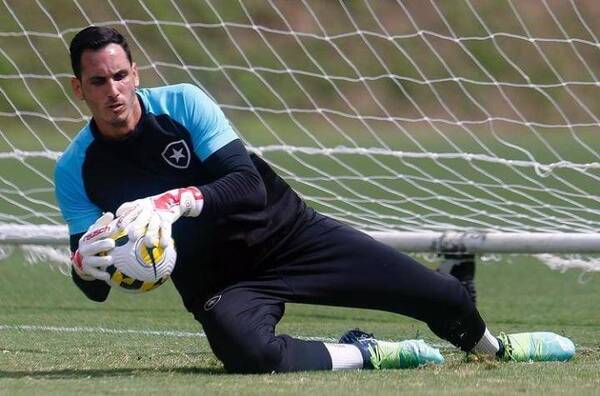 Crónica / [VIDEO] Barrabravas irrumpen en la concentración del equipo de “Gatito”