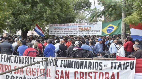 Exobreros de Itaipú exigen la aprobación del proyecto de ley que prevé pago de indemnizaciones - Nacionales - ABC Color
