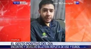 Joven halla billetera llena de dinero y la devuelve a su dueña