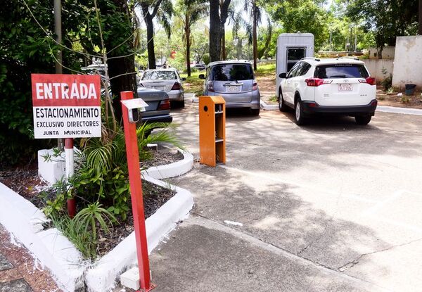 Costoso desperdicio en la Municipalidad de Asunción: barrera “automática” no funciona - Nacionales - ABC Color