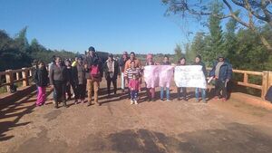 Padres de familia cierran ruta para exigir la vuelta de un docente del asentamiento María Auxiliadora de Buena Vista - Nacionales - ABC Color