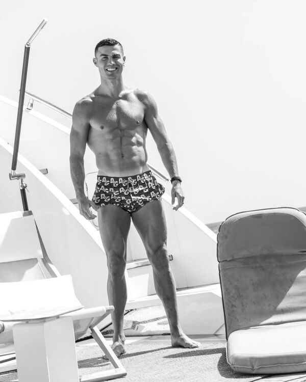 Cristiano Ronaldo muestra su escultural figura durante sus vacaciones en Mallorca - Gente - ABC Color