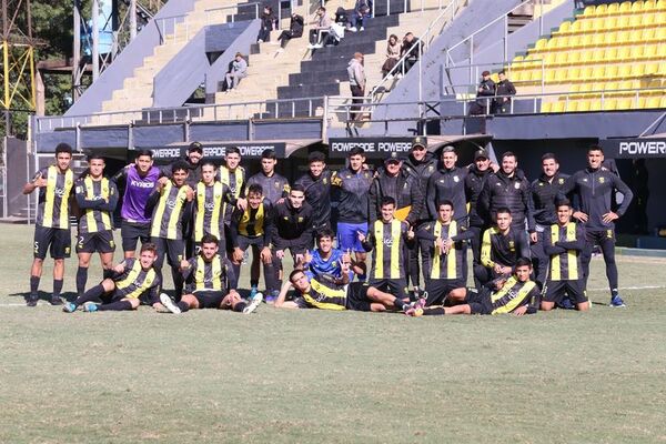 Guaraní no suelta la cima en la Reserva - Fútbol - ABC Color