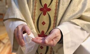 Piden 42 años de cárcel para un sacerdote que se dejó penetrar por menores a cambio de regalos