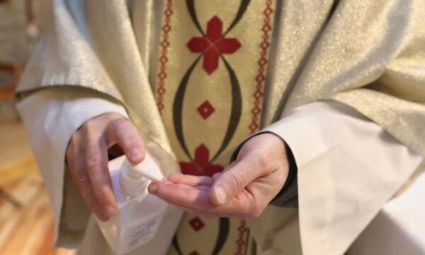 Piden 42 años de cárcel para un sacerdote que se dejó penetrar por menores a cambio de regalos
