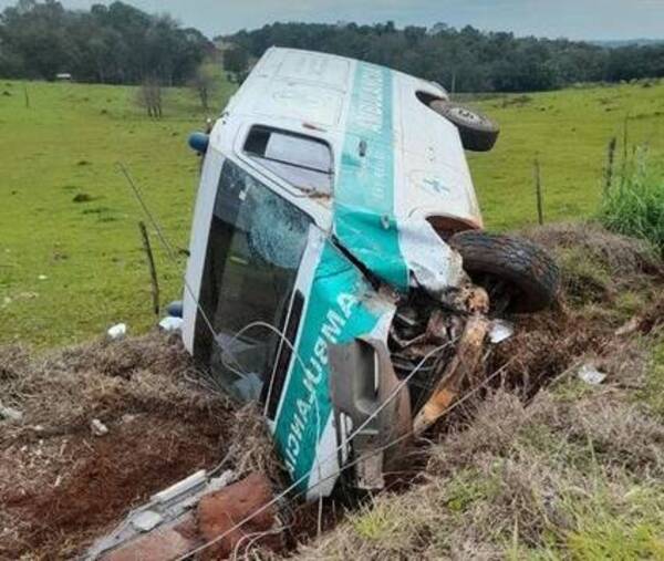 Crónica / Reventó una cubierta y se fueron a la cuneta con ambulancia y todo