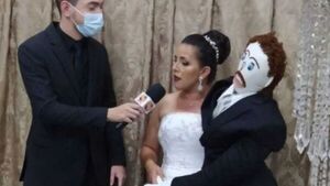 Se casó con un muñeco de trapo y dijo que tuvo un hijo de él