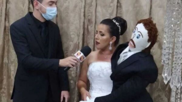 Se casó con un muñeco de trapo y dijo que tuvo un hijo de él