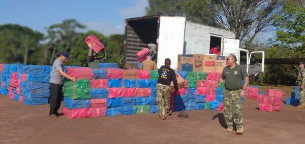 Llevan las cajas de cigarrillos de la mega incautación a la base naval de Canindeyú - Nacionales - ABC Color