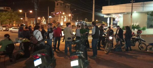 Colocan luces gratis a motocicletas en Coronel Oviedo - Nacionales - ABC Color