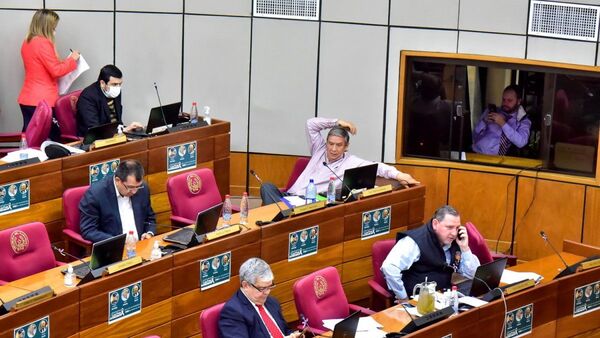 Senado insiste en que tabacaleras y clubes estén sujetos a control