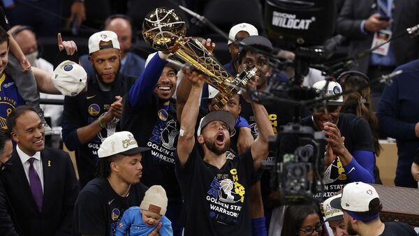 Steph Curry devuelve la gloria a Golden State