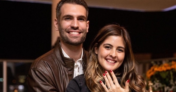 Mientras la ex quiere vender el vestido, Oliver pasa su rompimiento en Cancún