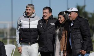 Presidente honorario de Libertad orgulloso tras oficialización de Julio Enciso en el Brighton