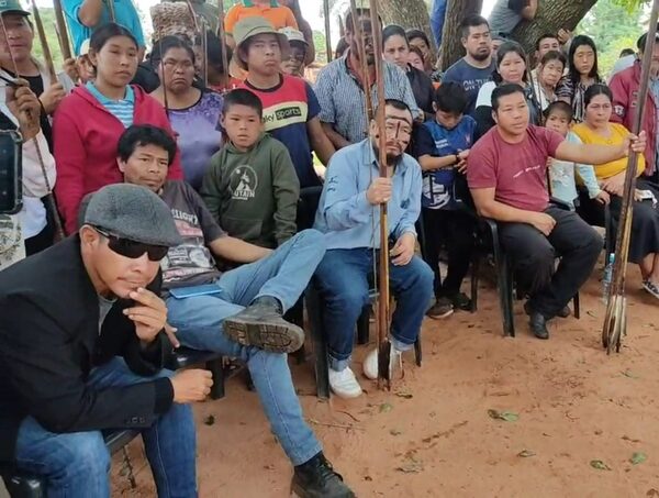 Comunidades aché emplazan al Gobierno para que campesinos desocupen tierra en conflicto · Radio Monumental 1080 AM
