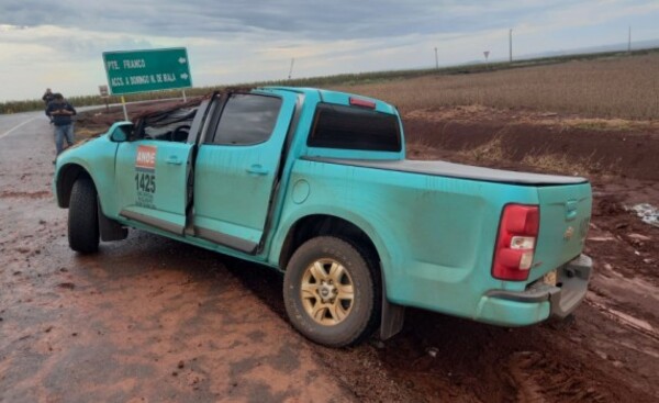 Pista mojada provoca vuelco de camioneta de la ANDE