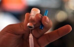 Instan a vacunarse: preocupa vencimiento de vacunas y situación epidemiológica - Nacionales - ABC Color