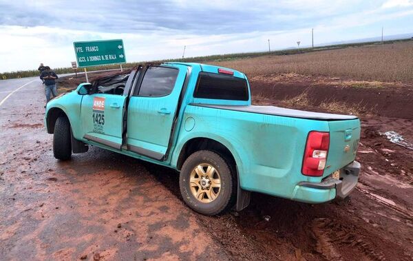 Alto Paraná: jefe de la ANDE salió ileso tras vuelco de camioneta - ABC en el Este - ABC Color