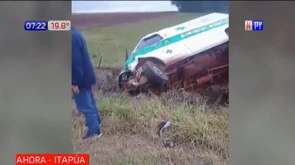 Una ambulancia perdió el control y volcó en Itapúa | Noticias Paraguay