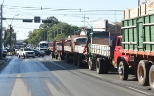 Camioneros reclaman medidas para detener constante suba de precios de combustibles