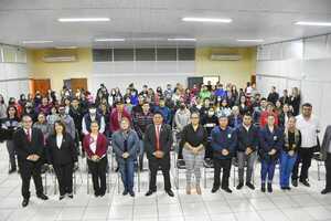 Gobernación cumple con entrega de aportes económicos a universitarios de Itapúa