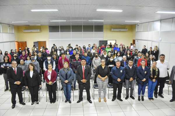 Gobernación cumple con entrega de aportes económicos a universitarios de Itapúa