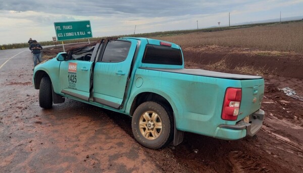 Pista mojada provoca vuelco de camioneta de la ANDE