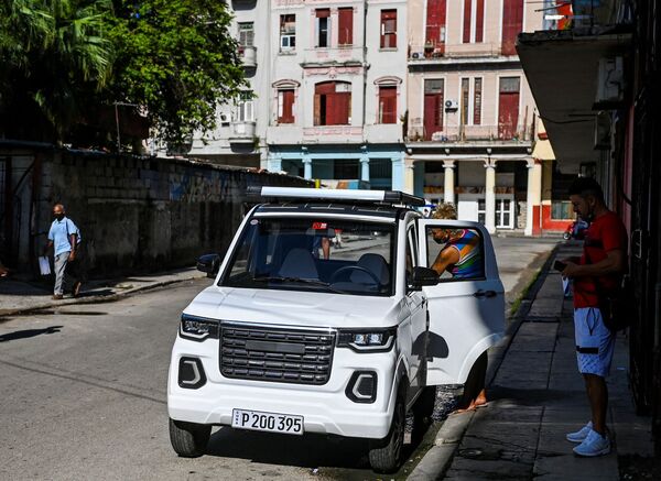 Los autos eléctricos empiezan a desplazar a los viejos vehículos americanos en Cuba