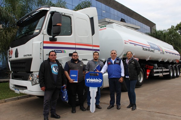 EL GRUPO TIMBO entregó un equipo SINOTRUK A7 y un tanque FACCHINI a CHACO IRU S.A.