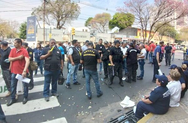 Diario HOY | Guardiacárceles anuncian huelga de hambre ante "ninguneo" a proyecto en el Congreso