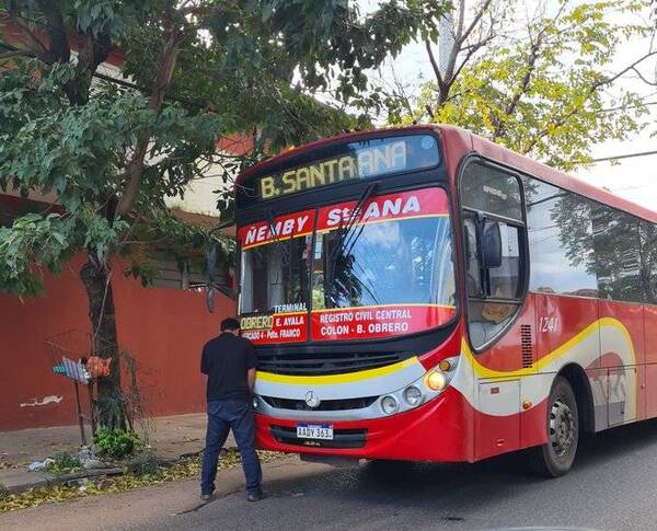 Crónica / Feroz polémica por la foto de un chofer que estaba “desaguando”