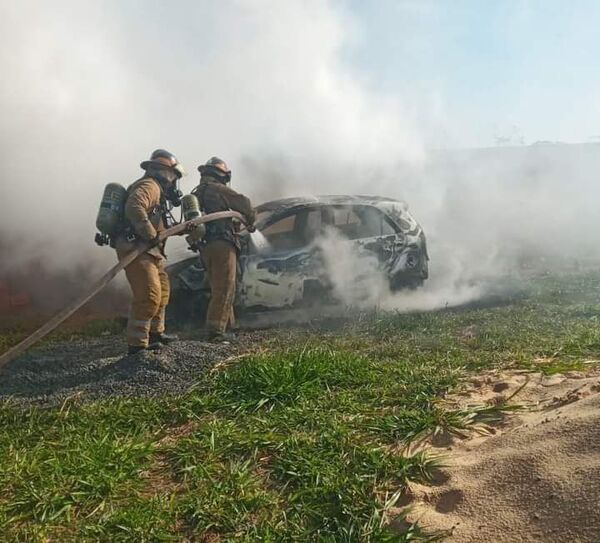 Hallan cuerpo incinerado dentro de un auto en llamas - Nacionales - ABC Color