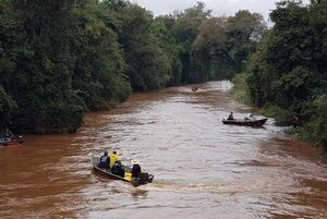 Encuentran en el río Yñarô el cuerpo del adolescente desaparecido tras accidente - ABC en el Este - ABC Color