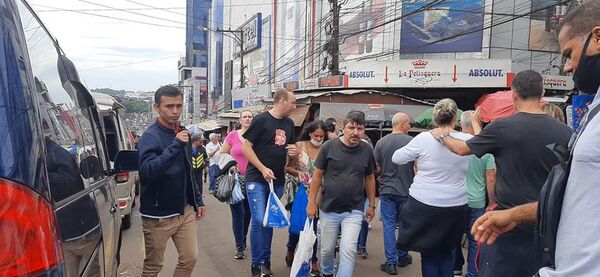 Masivo ingreso de turistas a Ciudad del Este por el feriado brasileño - ABC en el Este - ABC Color